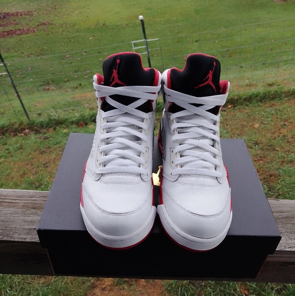 Men's 10.5 Air Jordan 5 Fire Red 23 - Picture 3 of 5